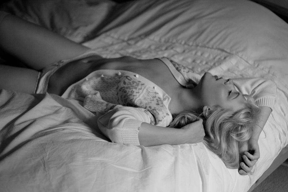 Симпатичная блондиночка красиво шпилится перед сном