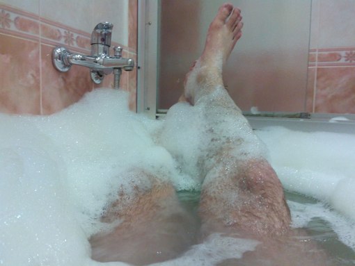 Мокрая британка решила сделать себе в ванной очень приятно